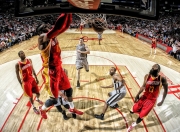 开云世界杯2026-冰与火之歌，当F1街道赛的轰鸣，遇见足球压哨绝杀