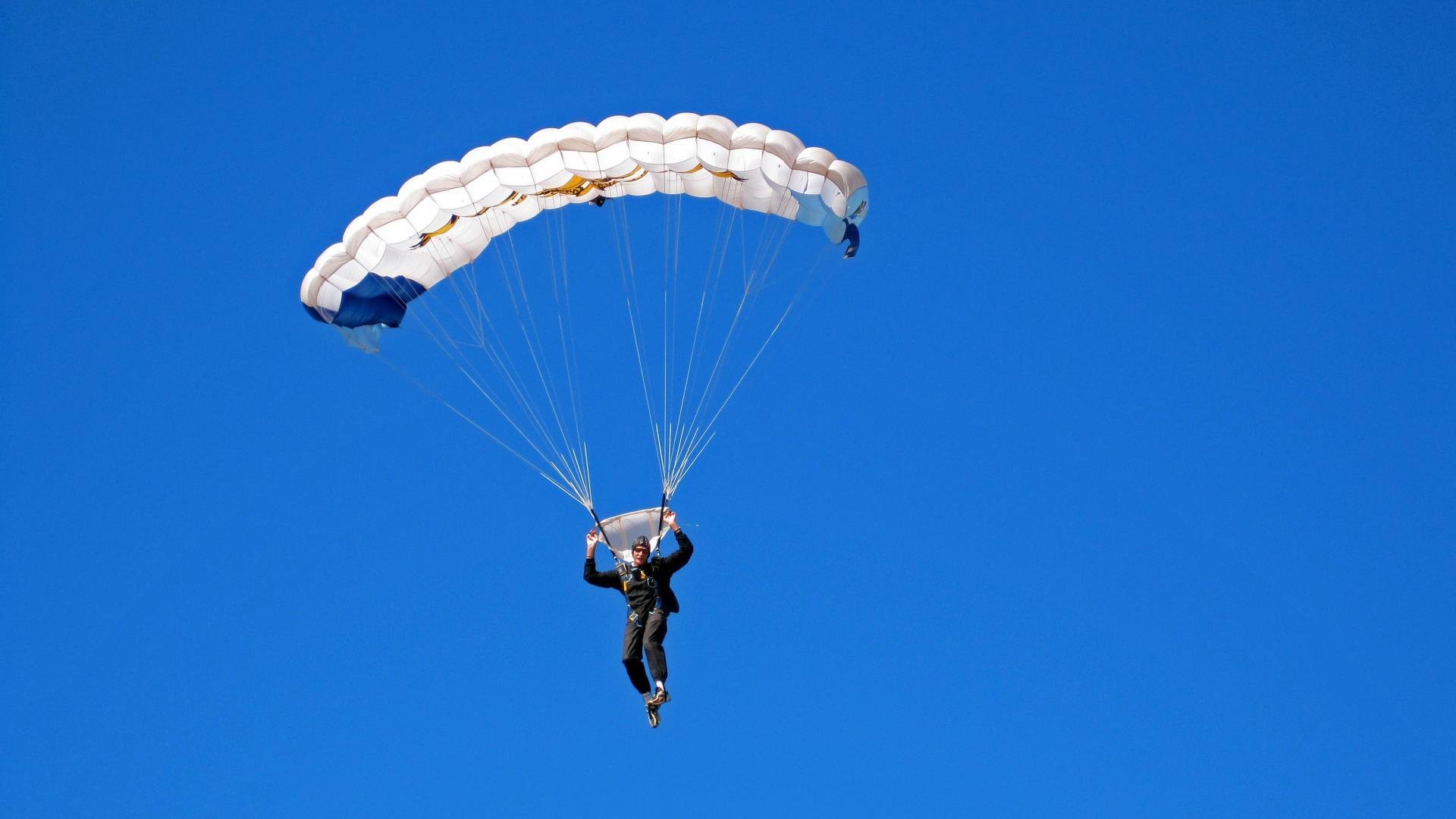 策略与勇气的胜利，佩雷兹关键超车助红牛二队轻取梅赛德斯